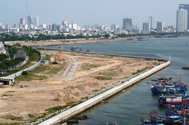 Dự án Marina Complex nằm cuối tuyến đường Bạch Đằng Đông (quận Sơn Trà, Đà Nẵng) do Công ty CP Bến du thuyền Đà Nẵng làm chủ đầu tư đã được điều chỉnh quy hoạch 4 lần theo hướng giảm mật độ xây dựng, tăng diện tích cây xanh, giao thông và các phương tiện công cộng. Nguồn: internet