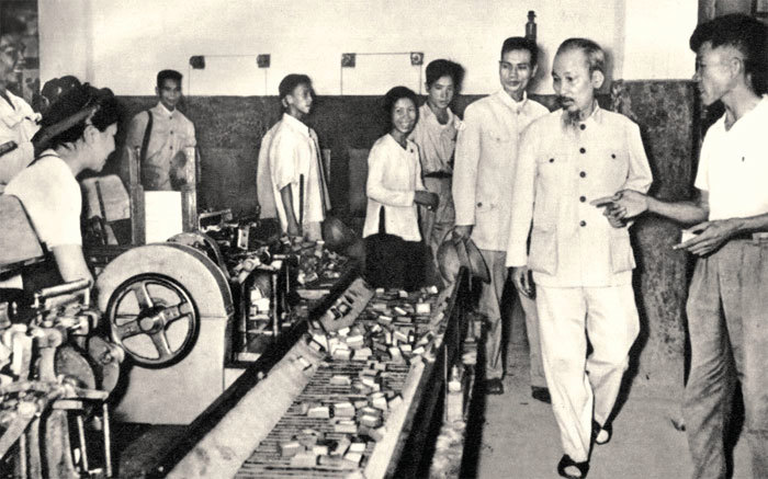 Bác Hồ thăm Nhà máy Diêm Thống Nhất những năm đầu khôi phục kinh tế (1956). Nguồn: internet