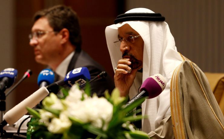 Bộ trưởng Năng lượng Saudi Khalid al-Falih và Bộ trưởng Năng lượng Nga Alexander Novak tham dự cuộc họp báo tại khách sạn Ritz-Carlton ở Riyadh, Ả Rập Saudi ngày 14/2/2018. Ảnh:Faisal Al Nasser/Reuters