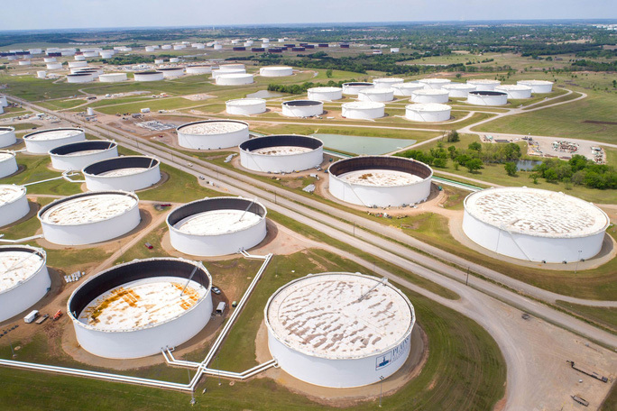 Các bể chứa dầu thô tại kho dự trữ dầu ở TP Cushing, bang Oklahoma - Mỹ hồi tháng 4 Ảnh: Reuters