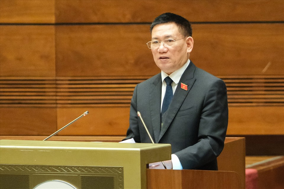 Bộ trưởng Bộ Tài chính Hồ Đức Phớc trình bày Báo cáo quyết toán ngân sách nhà nước năm 2020. Ảnh: internet