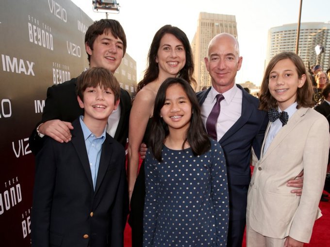 Tỷ phú giàu nhất thế giới Jeff Bezos có 4 người con với vợ cũ MacKenzie Bezos, gồm 3 con trai và một con gái nuôi. 