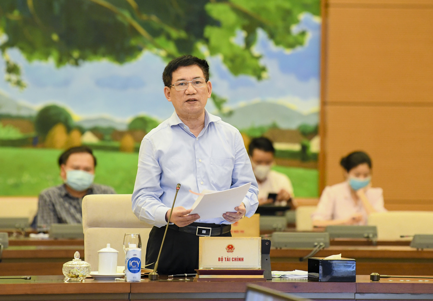 Bộ trưởng Bộ Tài chính Hồ Đức Phớc trình bày báo cáo của Chính phủ. Nguồn: quochoi.vn