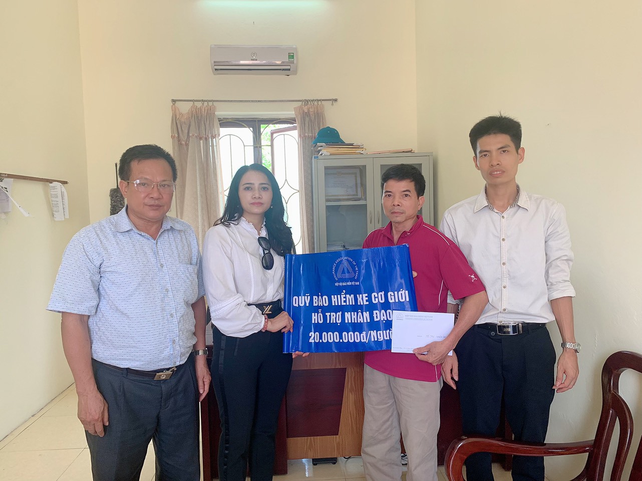 Đại diện của Quỹ bảo hiểm xe cơ giới và đại diện UBND xã Cẩm Điền cùng trao hỗ trợ nhân đạo cho gia đình nạn nhân Nguyễn Công Dương.