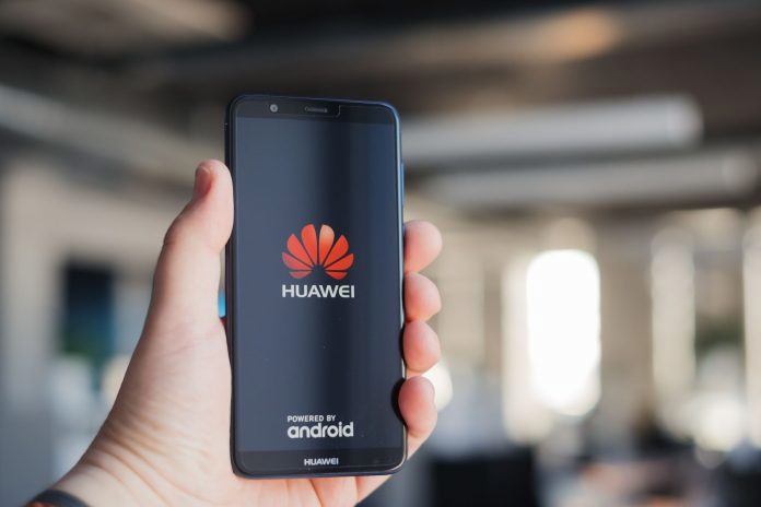 Những lệnh cấm liên tiếp trong gần hai năm qua từ Mỹ và các nước phương Tây đã đẩy Huawei vào tình thế khó khăn.