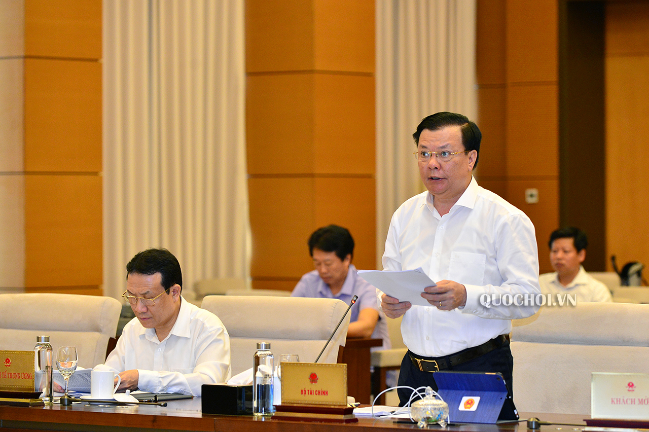 Bộ trưởng Bộ Tài chính Đinh Tiến Dũng trình bày Tờ trình của Chính phủ về dự thảo Nghị quyết của Quốc hội thí điểm một số cơ chế, chính sách tài chính - ngân sách đặc thù đối với TP. Hà Nội. Nguồn: QH