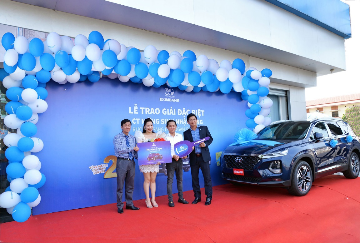 Ông Bùi Văn Đạo (ngoài cùng bên phải) – Giám đốc Cấp Cao Khu vực Miền Tây Nam Bộ đại diện Eximbank trao tặng khách hàng ĐẶNG LÊ TUẤN Giải Đặc Biệt 01 xe ô tô Hyundai Santafe 2.4 AT phiên bản Premium.