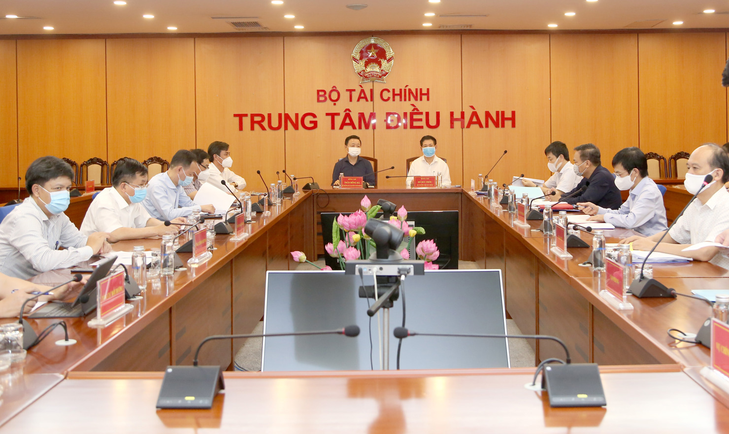 Bộ trưởng Bộ Tài chính Hồ Đức Phớc và Bộ trưởng Bộ Tài nguyên và Môi trường Trần Hồng Hà chủ trì buổi làm việc.