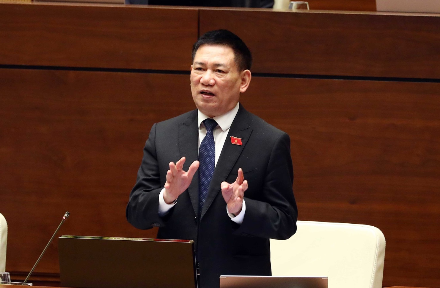Bộ trưởng Bộ Tài chính Hồ Đức Phớc phát biểu giải trình một số nội dung đại biểu Quốc hội nêu. Ảnh: QH