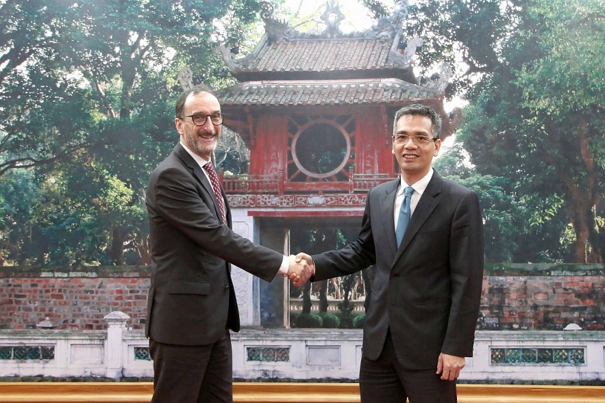 Thứ trưởng Bộ Tài chính Võ Thành Hưng (bên phải) và ông Werner Gruber - Trưởng Bộ phận Hợp tác Quốc tế của SECO, Đại sứ quán Thụy Sỹ tại Việt Nam.