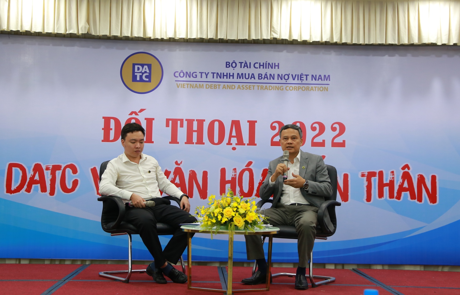 Tổng Giám đốc DATC Phạm Mạnh Thường (bên phải) đối thoại cùng cán bộ nhân viên Công ty.