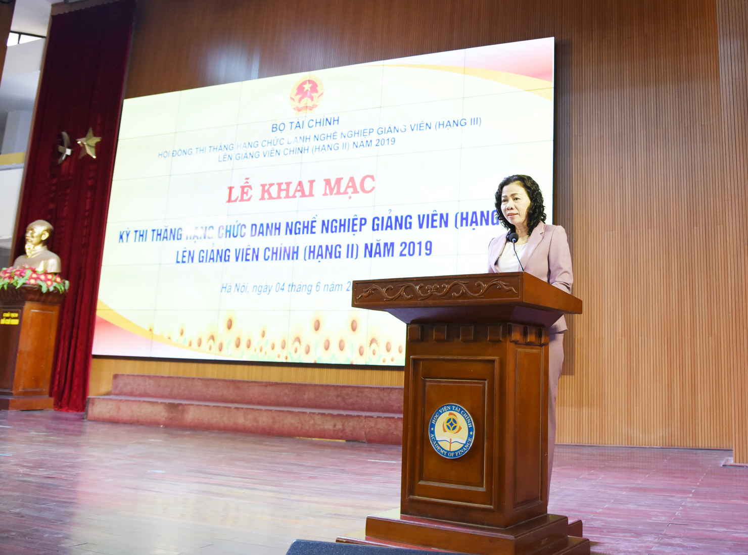 Thứ trưởng Bộ Tài chính Vũ Thị Mai phát biểu khai mạc kỳ thi.
