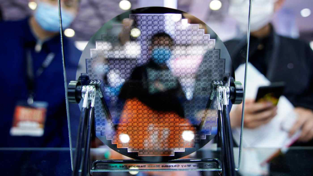 Khách nhìn vào một màn hình ở Semicon China, hội chợ thương mại về công nghệ bán dẫn. Ảnh: Reuters