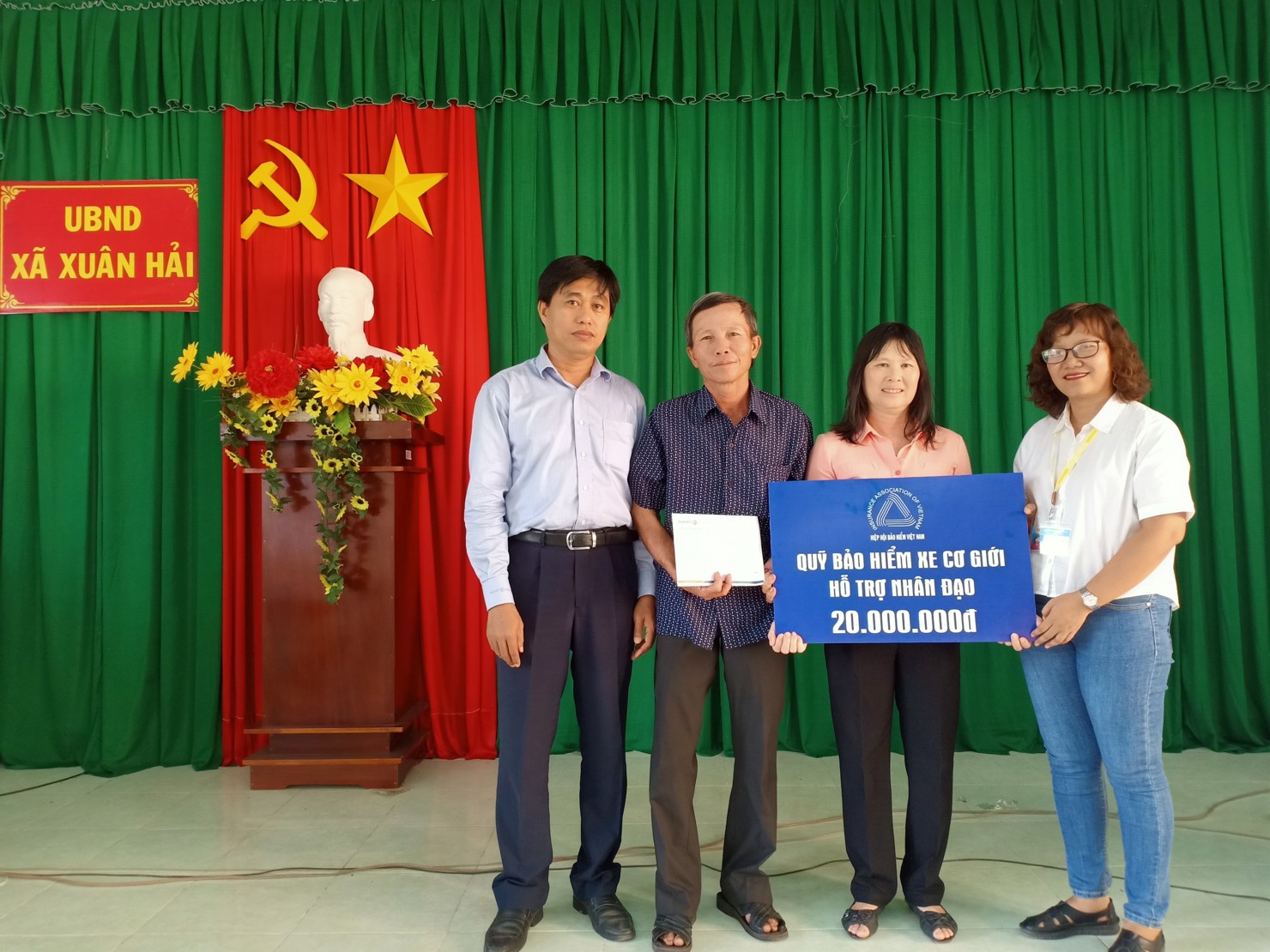 Đại diện Quỹ Bảo hiểm xe cơ giới trao hỗ trợ nhân đạo cho gia đình nạn nhân Nguyễn Bảo Trị.
