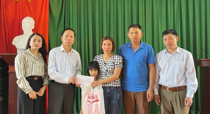 Ông Bùi Gia Anh - Tổng thư ký Hiệp hội Bảo hiểm Việt Nam đại diện Quỹ Bảo hiểm xe cơ giới trao hỗ trợ nhân đạo cho cháu Ngọc Thanh Thuý. 