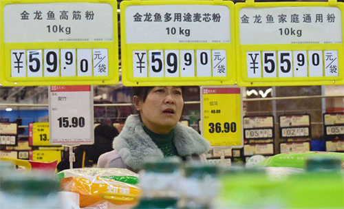  Một phụ nữ Trung Quốc trong siêu thị hồi tháng 3. Ảnh: Reuters 
