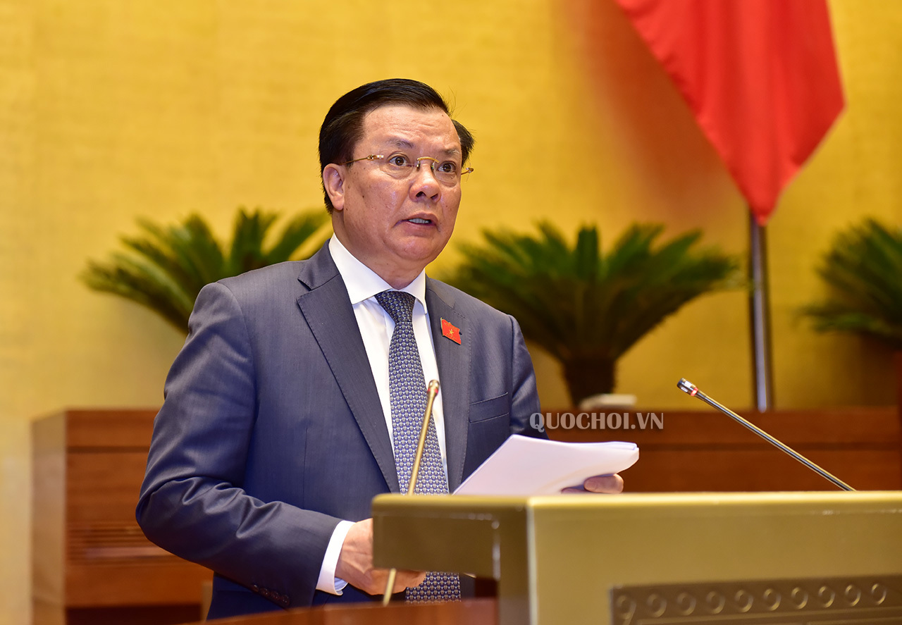 Bộ trưởng Bộ Tài chính Đinh Tiến Dũng trình bày tờ trình về dự thảo Nghị quyết tại phiên họp. Nguồn: QH