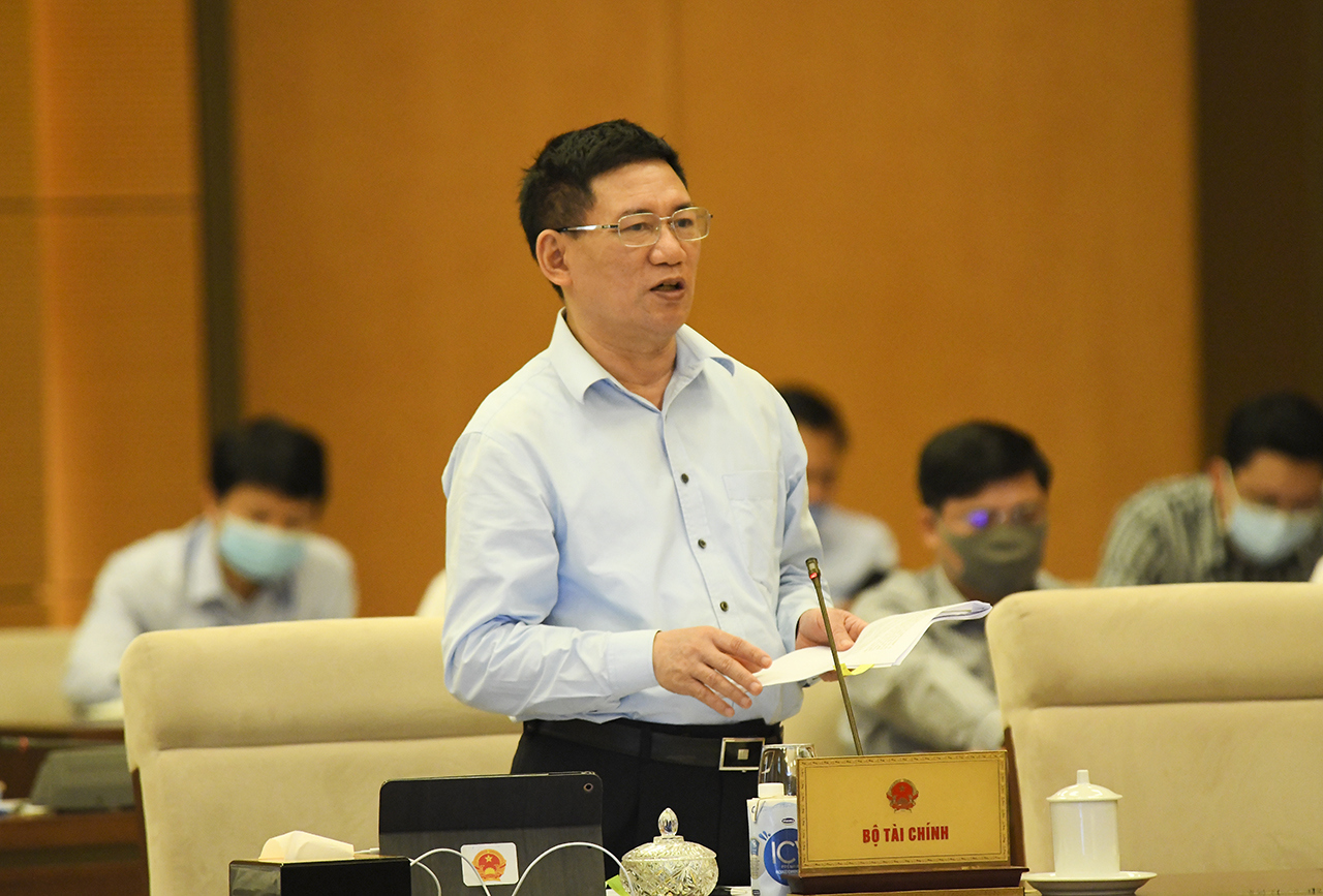 Bộ trưởng Bộ Tài chính Hồ Đức Phớc trình bày báo cáo tại phiên họp. Nguồn: quochoi.vn