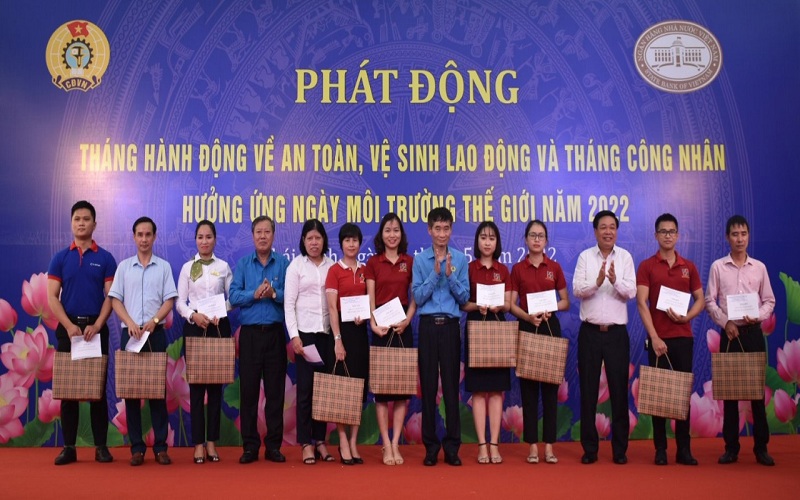 Trao 50 suất quà cho các cá nhân có hoàn cảnh khó khăn ngành ngân hàng tỉnh Thái Bình.
