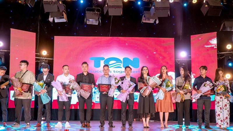 Phó Tổng Giám đốc Phạm Hoài Nam nhận hoa và quà cảm ơn từ Học viện Báo chí & Tuyên truyền.