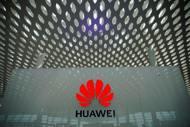 Logo Huawei xuất hiện tại sân bay quốc tế Thâm Quyến, tỉnh Quảng Đông, Trung Quốc ngày 17/6/2019. Ảnh: Reuters 