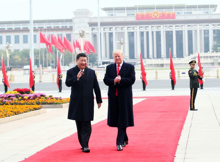Chủ tịch Tập Cận Bình (trái) trong lễ đón Tổng thống Mỹ Donald Trump thăm chính thức Trung Quốc cuối năm 2017. Ảnh Getty Images