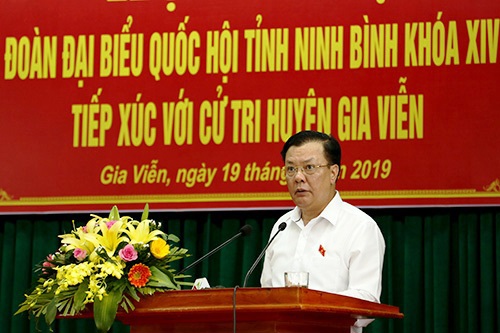 Bộ trưởng Đinh Tiến Dũng phát biểu tại buổi tiếp xúc cử tri huyện Gia Viễn. 