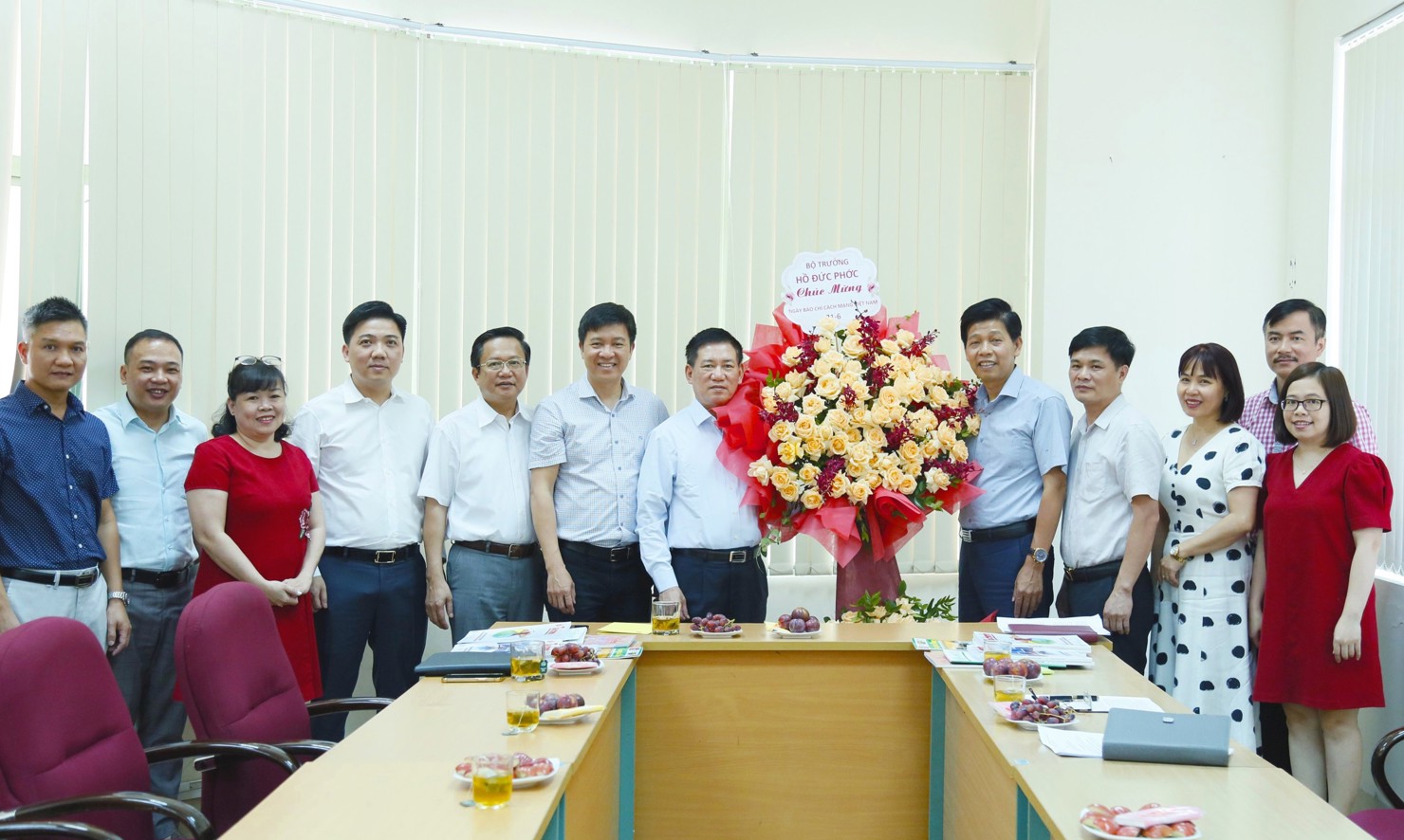 Bộ trưởng Bộ Tài chính Hồ Đức Phớc tặng hoa chúc mừng Tạp chí Tài chính nhân Ngày Báo chí Cách mạng Việt Nam.