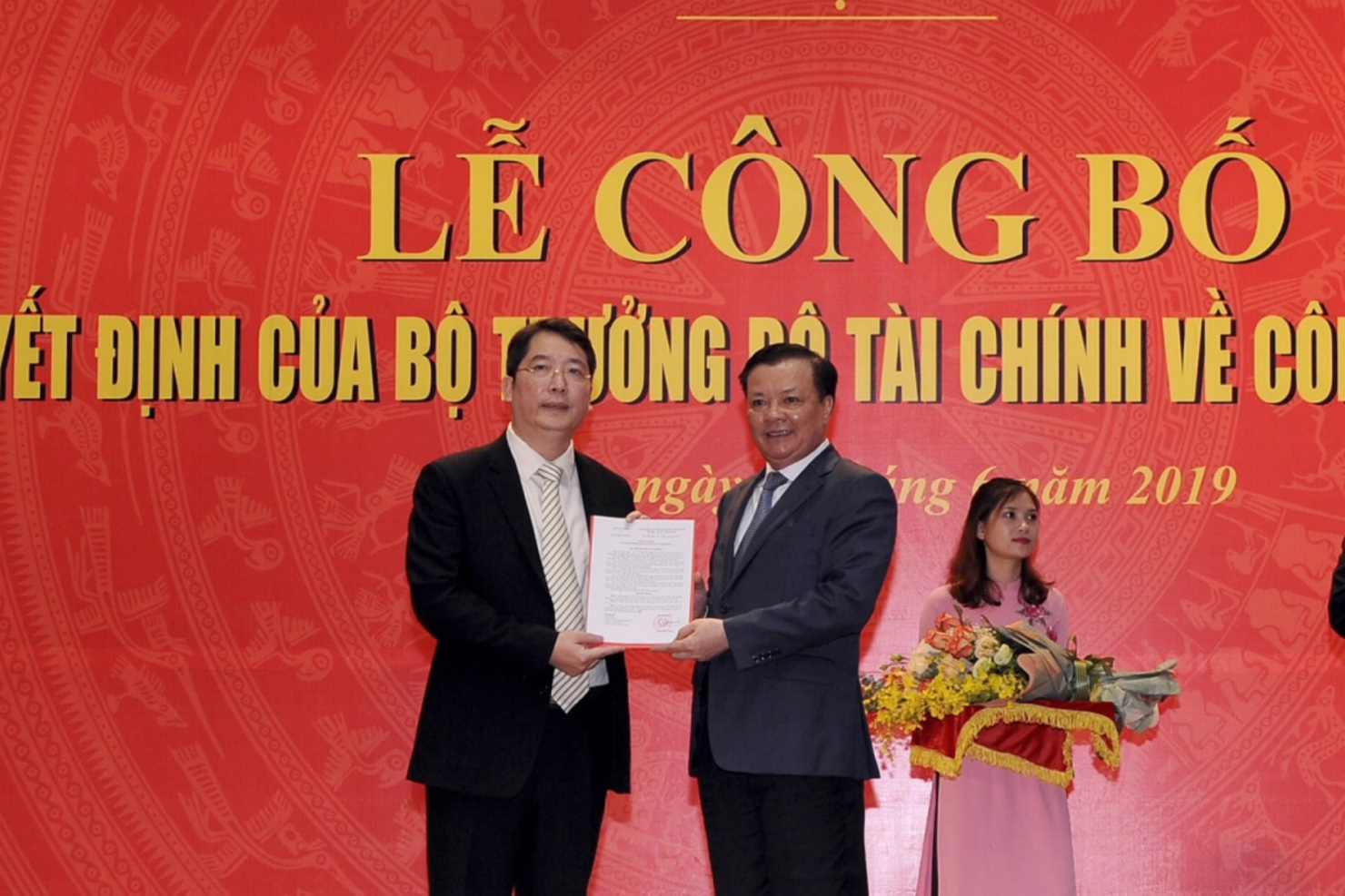 Bộ trưởng Đinh Tiến Dũng trao quyết định bổ nhiệm ông Cao Anh Tuấn giữ chức Tổng cục trưởng Tổng cục Thuế.