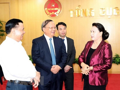 Chủ tịch Quốc hội Nguyễn Thị Kim Ngân trao đổi với Bộ trưởng Đinh Tiến Dũng và các đại biểu tại buổi làm việc. Nguồn: TTXVN