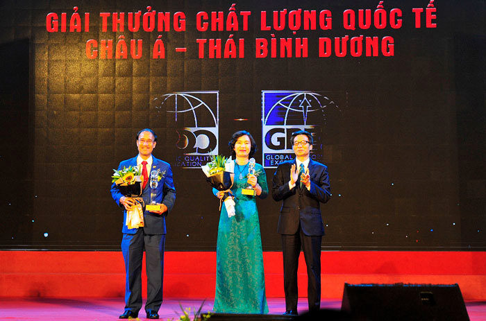 Phó Thủ tướng Vũ Đức Đam trao Giải thưởng Chất lượng Quốc tế Châu Á - Thái Bình Dương cho đại diện VietinBank.