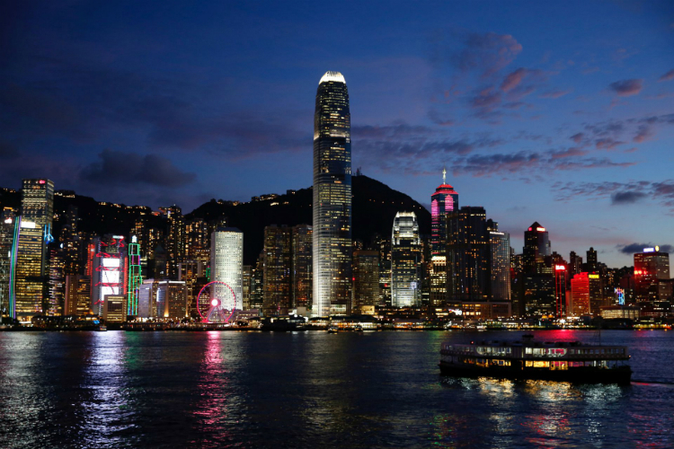  Liệu Hồng Kông có đánh mất vị thế trung tâm tài chính quốc tế của mình sau khi luật an ninh quốc gia có hiệu lực? Ảnh: Cảng Victoria của Hồng Kông ngày 29/6/2020 (Reuters).