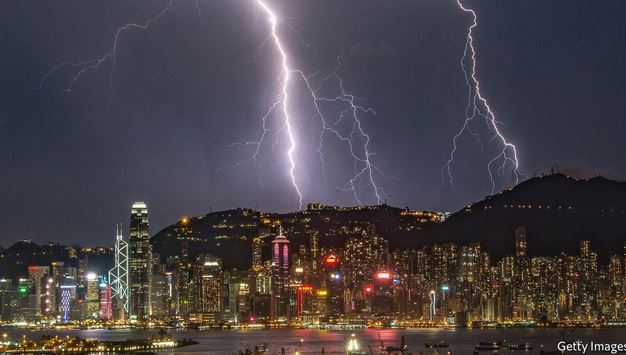  Luật An ninh của Trung Quốc như những cú sét đánh vào vai trò trung tâm tài chính thế giới của Hong Kong. Ảnh Getty Images 