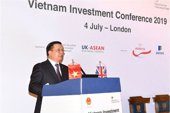 Bộ trưởng Bộ Tài chính Đinh Tiến Dũng phát biểu tại Hội nghị xúc tiến đầu tư tài chính Việt Nam diễn ra sáng ngày 4/7/2019 (theo giờ London) tại London (Anh).