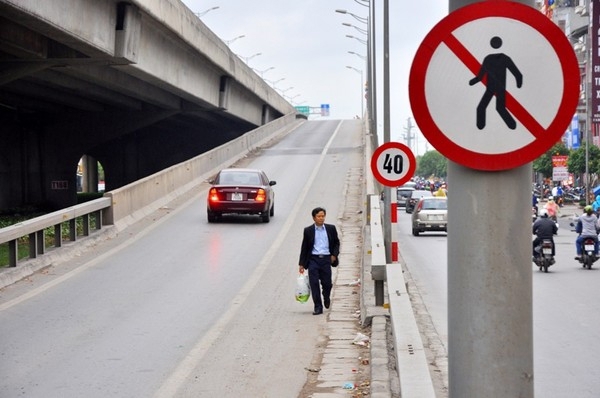 Vi phạm giao thông, người đi bộ có thể bị phạt đến 200 nghìn đồng. Nguồn: internet