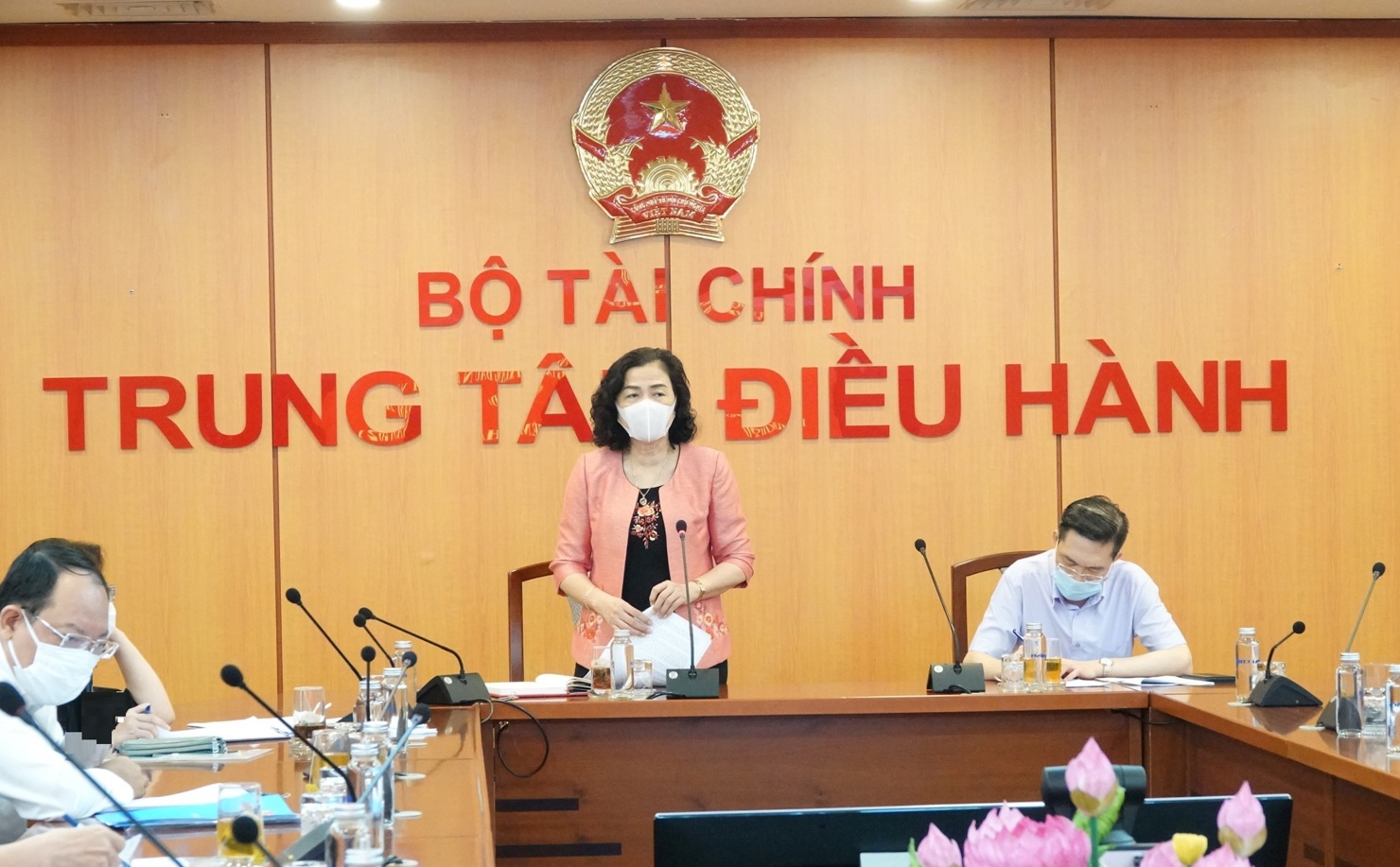 Thứ trưởng Bộ Tài chính Vũ Thị Mai tham dự và chỉ đạo hội nghị.
