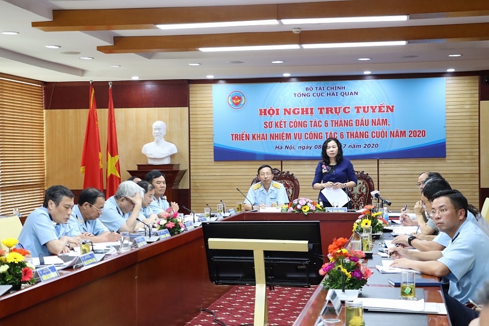 Thứ trưởng Bộ Tài chính Vũ Thị Mai phát biểu chỉ đạo hội nghị. 
