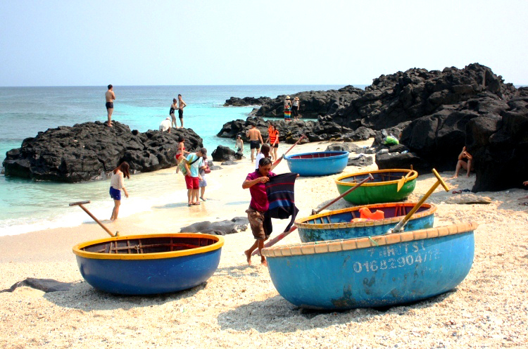  Bãi tắm ở Lý Sơn có dịch vụ chèo thuyền thúng ngắm san hô. Ảnh: Phạm Linh. 