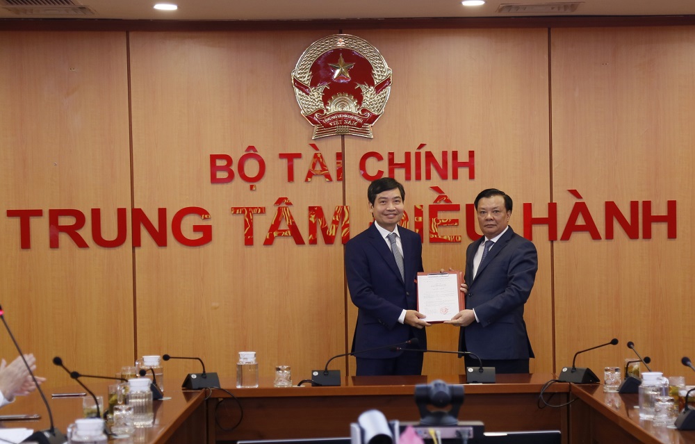 Thừa ủy quyền của Thủ tướng Chính phủ, Bộ trưởng Bộ Tài chính Đinh Tiến Dũng trao Quyết định bổ nhiệm Thứ trưởng Bộ Tài chính với ông Tạ Anh Tuấn.
