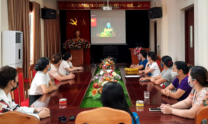 Cán bộ, hội viên phụ nữ xã Đông Mỹ (huyện Thanh Trì) theo dõi buổi tuyên truyền trực tuyến.