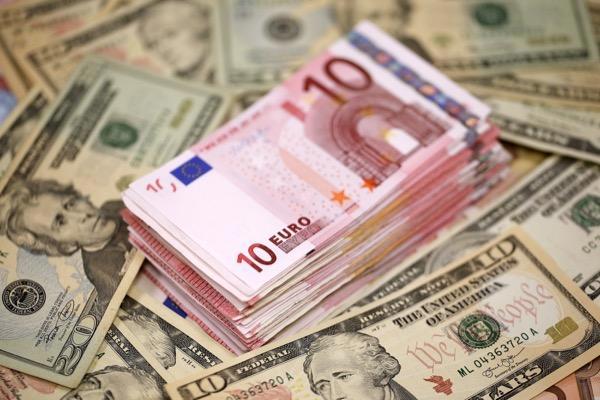  Trước áp lực từ cuộc khủng hoảng năng lượng và lạm phát, đồng euro đang ngày càng mất giá và tiến sát hơn với mốc 1 USD.  Ảnh: Reuters. 