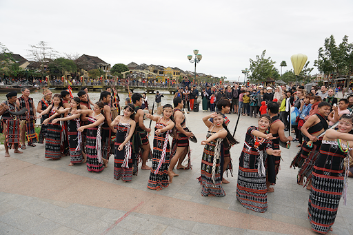 Đồng bào dân tộc Cơ-tu tham gia trình diễn nghệ thuật tại đô thị cổ Hội An trong Ngày hội văn hóa các dân tộc thiểu số năm 2018 (Nguồn: Internet)