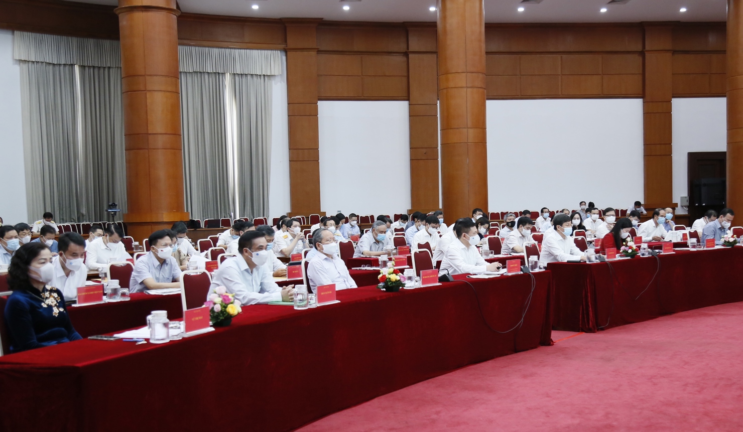 Phó Thủ tướng Chính phủ Lê Minh Khái, lãnh đạo Bộ Tài chính và các đại biểu tham dự hội nghị.