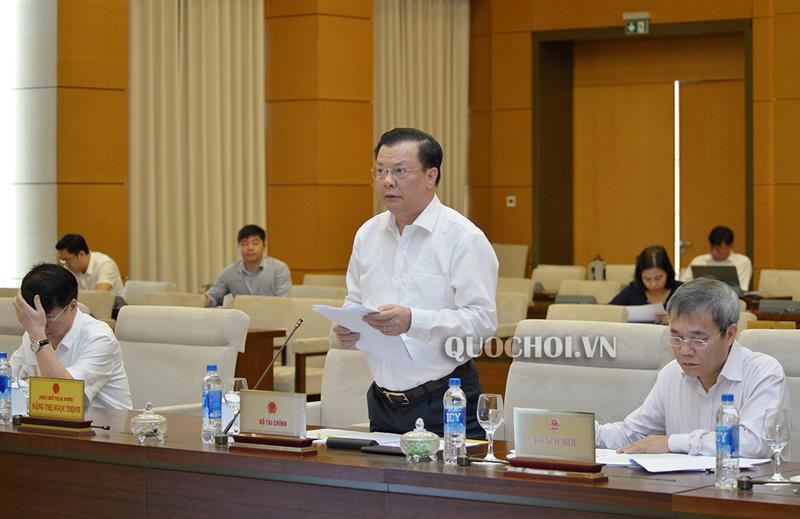 Bộ trưởng Bộ Tài chính Đinh Tiến Dũng trình bày Tờ trình của Chính phủ tại phiên họp.