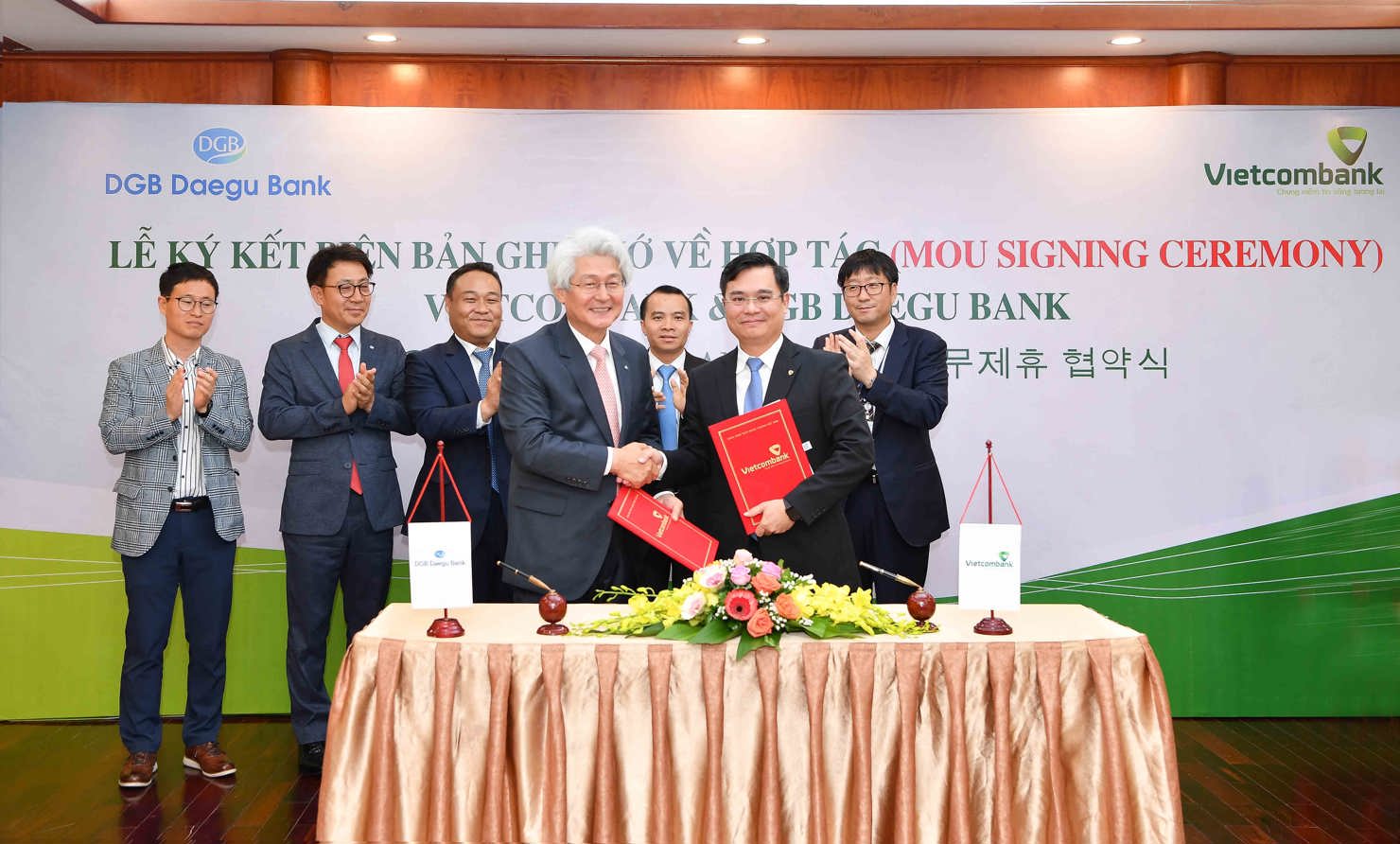 Đại diện Vietcombank và DGB Daegu Bank ký kết biên bản ghi nhớ.