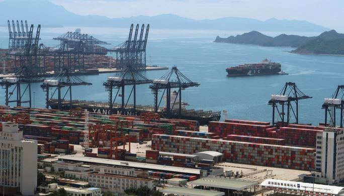  Tổng kim ngạch xuất nhập khẩu của Trung Quốc với 10 quốc gia thành viên của ASEAN đã tăng 2% trong năm nay.  Ảnh: Reuters 