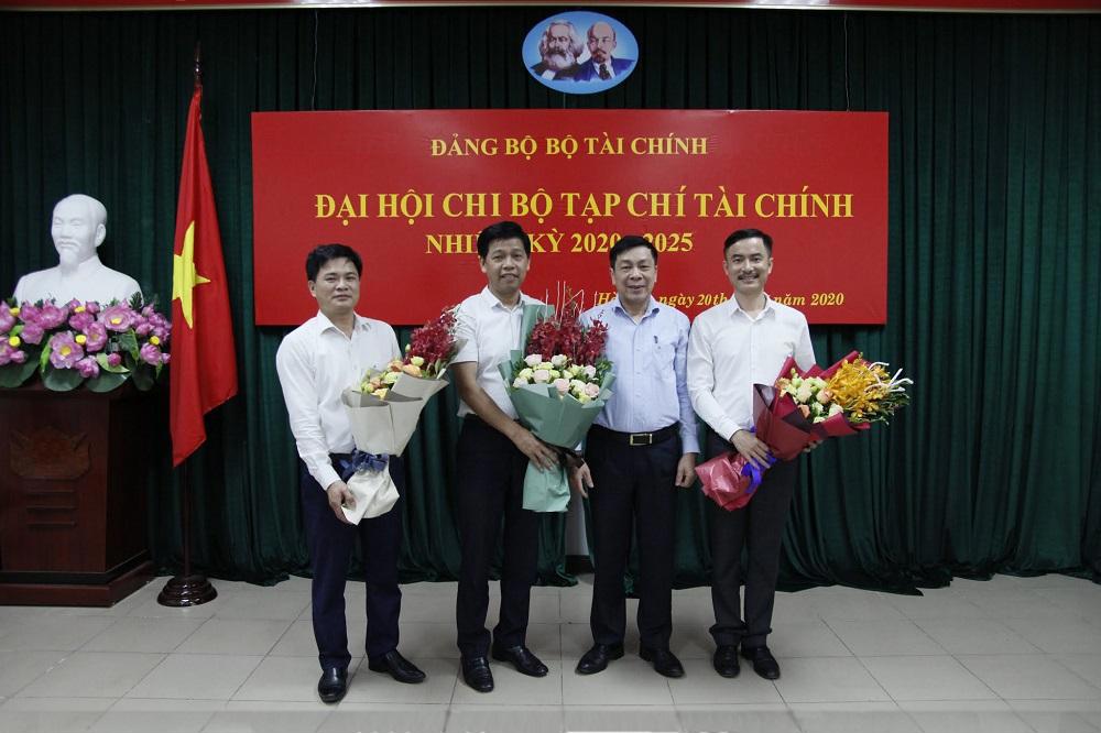 Đồng chí Nguyễn Hữu Thân - Phó Bí thư Thường trực Đảng ủy Bộ Tài chính tặng hoa chúc mừng Chi ủy Tạp chí Tài chính nhiệm kỳ 2020-2025.
