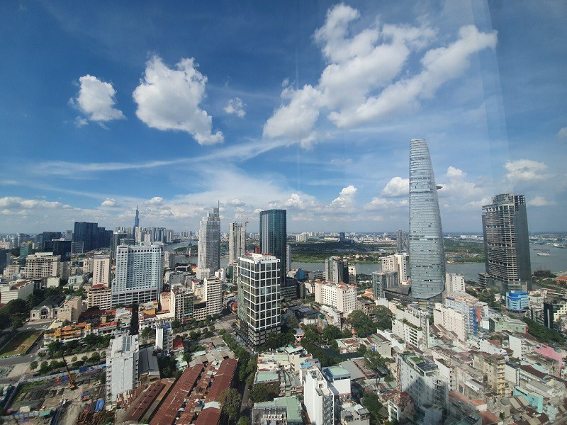 Dù ảnh hưởng dịch bệnh Covid-19 nhưng giá căn hộ tại TP. Hồ Chí Minh chưa có dấu hiệu giảm do nguồn cung khan hiếm - Ảnh: Huyền Trâm.