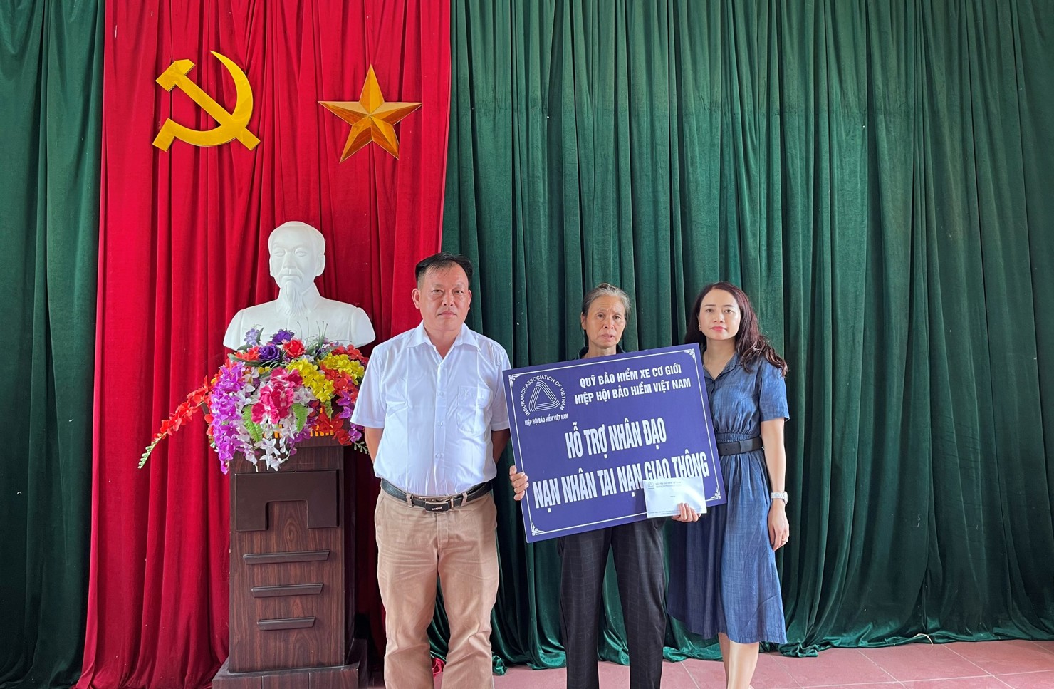 Đại diện Quỹ Bảo hiểm xe cơ giới trao hỗ trợ nhân đạo cho gia đình nạn nhân Nguyễn Trường Cung.