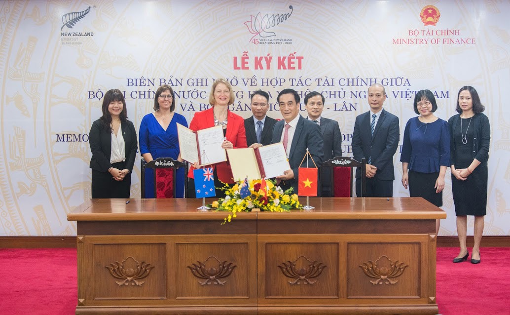 Đại sứ New Zealand tại Việt Nam Wendy Mathews, đại diện cho Bộ Ngân khố New Zealand và Thứ trưởng Bộ Tài chính Việt Nam Trần Xuân Hà ký kết Biên bản ghi nhớ.